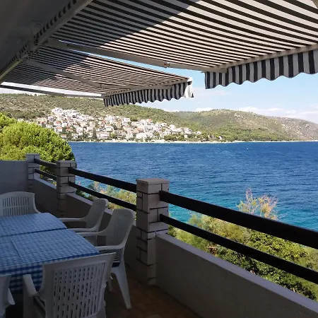 First Row To The Sea Apartmán