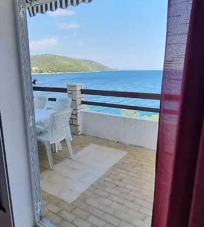 First Row To The Sea Apartment