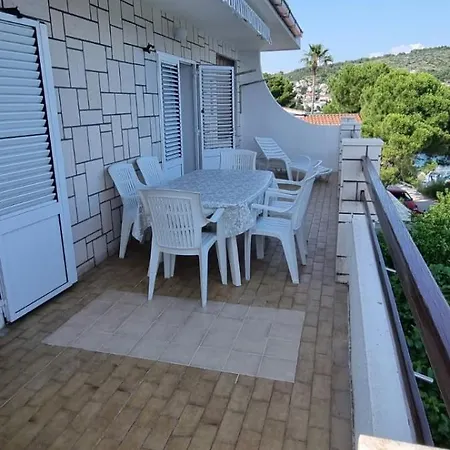 First Row To The Sea Apartment *